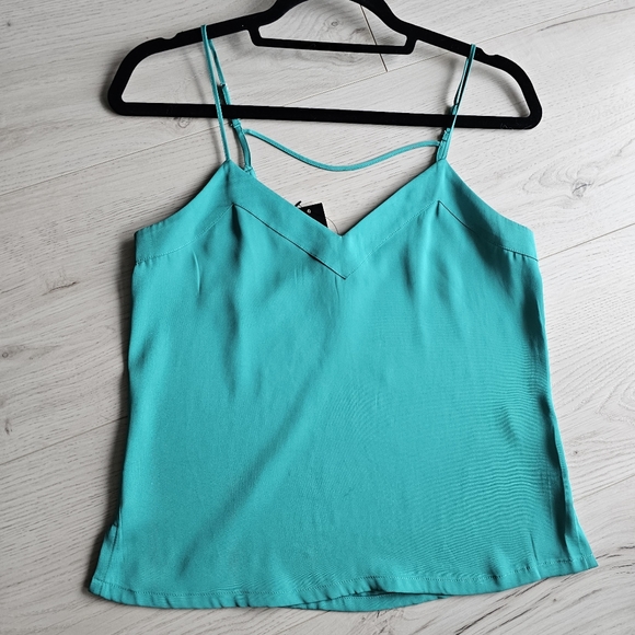 ✨️NWT✨️ Green V-neck Blouse with Adjustable Spaghetti Straps (XS) - Picture 4 of 6